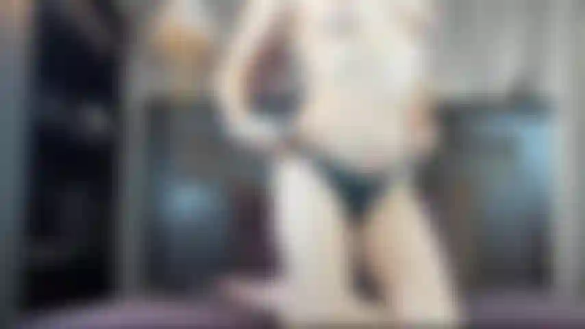 Robin, un divertido espectáculo dorado, juego con consoladores y mucha personalidad.