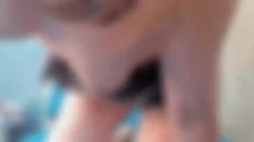 Robin, follándome el coño peludo con el consolador mientras jugueteo con mi clítoris con la vibración de mi punta, me encanta recibir esas vibraciones directamente de ti, mi placer simplemente explota, solo mira mis dedos de los pies y mis pezones.