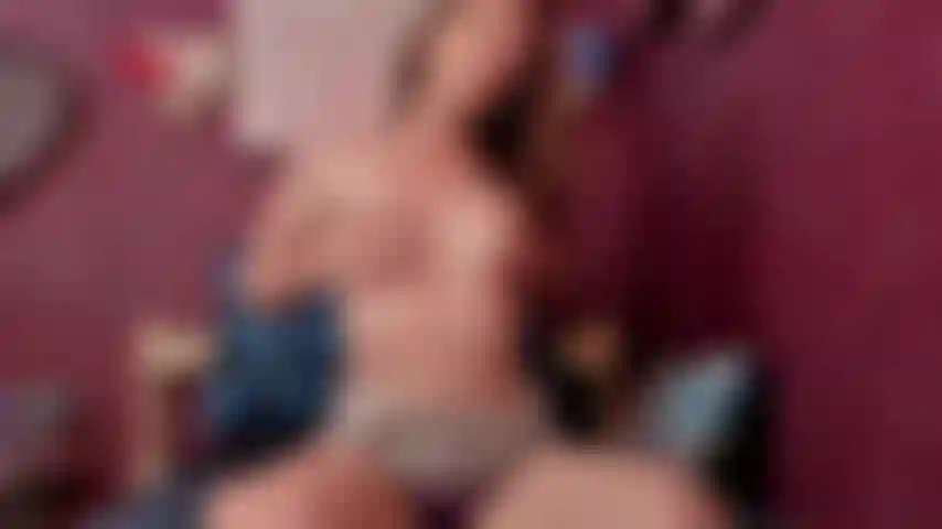 Robin, un juego de saliva súper sexy: puedes verlo gotear lentamente de mi lengua, mis tetas y mi cuerpo. No te lo querrás perder!