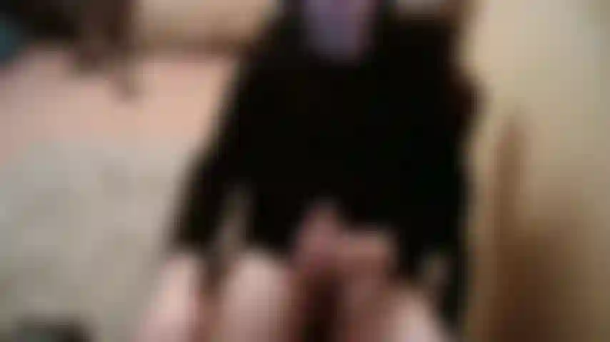 Masturbándome con mi polla enorme.