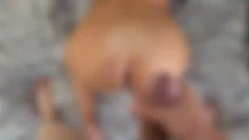 Disparo mi enorme corrida por toda la espalda de bella.