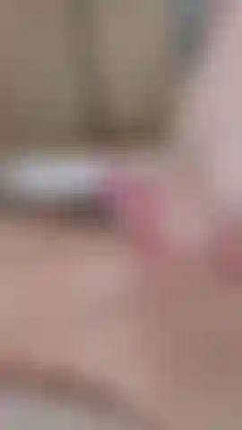 Acostado en la cama jugando.