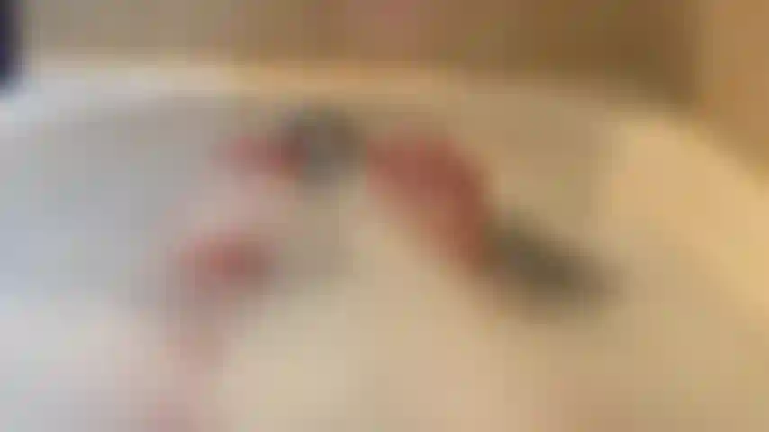 Pies en un baño de burbujas jabonoso y espumoso. Sé un sucio fetichista de los pies y admira mientras me dejo los pies bien limpios, jugando y salpicando en el agua llena de burbujas.