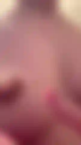 Apretando y chorreando leche de mis pezones.