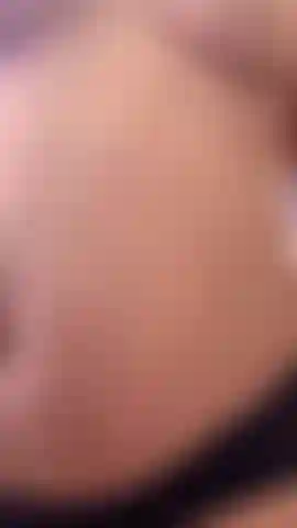 Me masajeo el vientre y los pechos de embarazada con aceite.