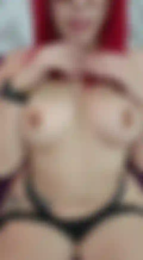 Trae esa polla nena, quiero escupirla y meterla entre mis grandes y suaves tetas.