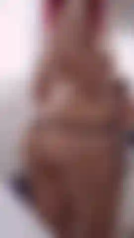 Se que sueñas con poner tu cara bonita entre mis nalgas, hacerlo real, poner tu cara y algo más si quieres.