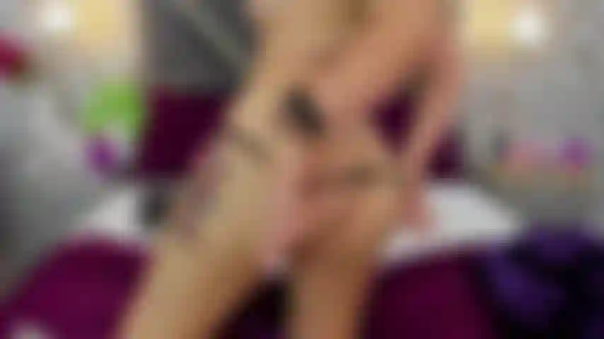 Mira esta divinidad gimiendo por tus vibraciones en mi coño mojado, quiero más y tú sabes cómo satisfacerme.