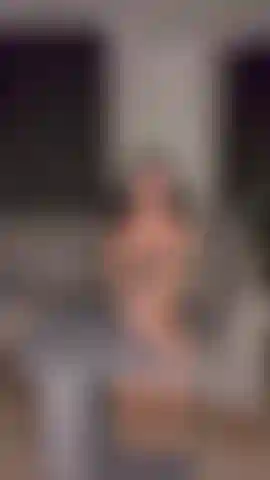 Sexy y sucio mamando una gran polla negra😈 vas a repetir este una y otra vez🥵.