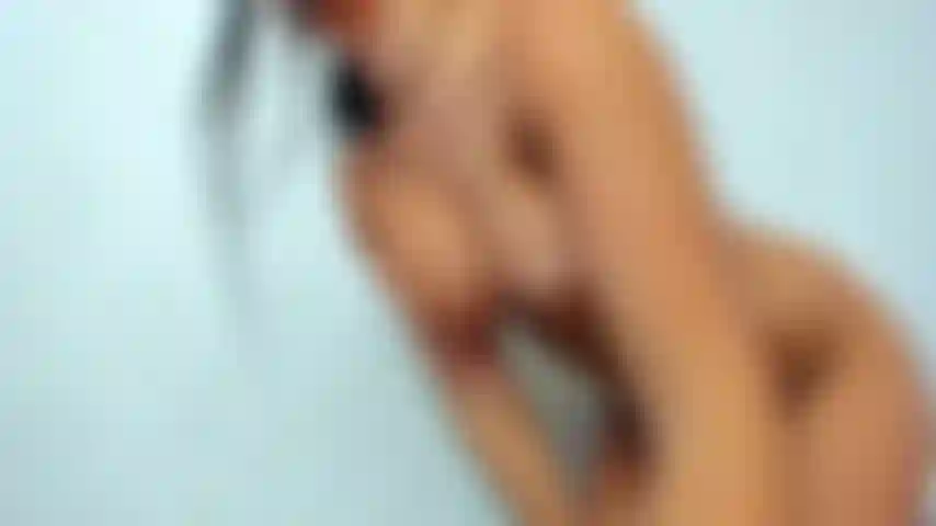 Provocándote con mi culo sexy y mis tetas desnudas.