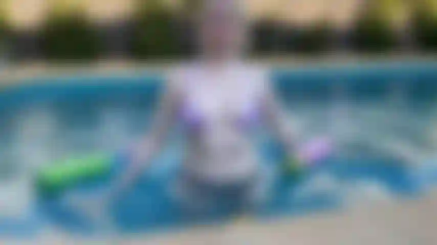 Siendo yo misma la tonta y tonteando en la piscina.