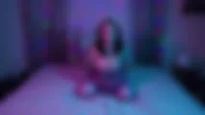 Tengo un juguete nuevo y divertido que quería compartir contigo! Es un tapón anal iluminado y vibrante, y es mi nuevo juguete anal favorito. Mírame presumirlo y toca mi raja peluda mientras zumba profundamente en mi estrecho ojete.