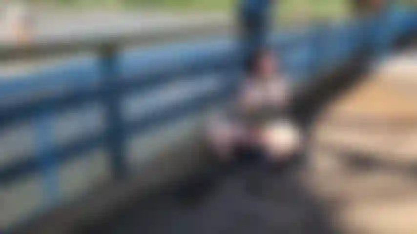 Chorreando en el río! Traje mi vibra de conejo de confianza en un paseo peatonal por el puente del río. Cronometré el tráfico peatonal perfecto para darme unos minutos de tiempo libre para hacer que mi coño peludo salpique en la estación de observación del telescopio!