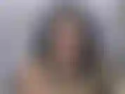 Rompiendo una pizza de fiesta entera y triturando dos litros de cerveza de raíz directamente de la botella y empiezo a lanzar eructos fuertes y repugnantes!