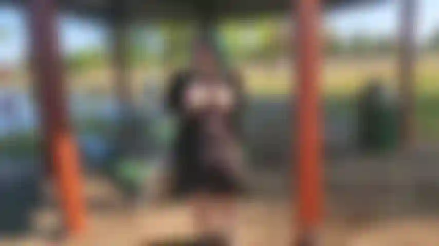 Chorreando sobre mi polla de juguete favorita en la mesa de picnic en un hermoso parque público cerca de un estanque.