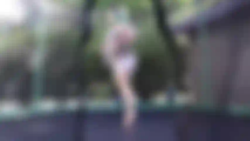 Fui al patio trasero y decidí desnudarme mientras saltaba en el trampolín. Me desnudo completamente desnuda, con mis tetas regordetas y mi barriga gorda moviéndose y temblando mientras reboto arriba y abajo. Incluso juego un poco con mi coñito peludo, ahí mismo a plena luz del día.