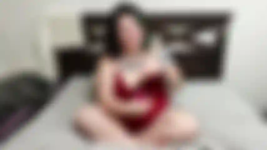 Tratando de decidir qué tapón anal es mi favorito. Conoce de cerca mi proceso de selección. Taponándome, boquiabierta, guiñando un ojo, empujándolas y limpiándolas en mi boca.