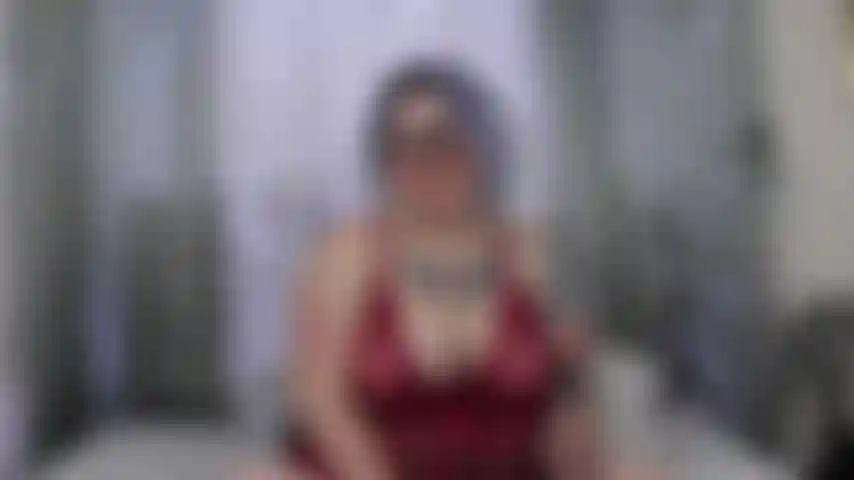 Llamo a este video las olimpiadas anales! Armé un guante de mis juguetes anales favoritos, desde tapones anales hasta consoladores. Te invito a que mires como intento correr a través de ellos, espalda con espalda, cada uno más grande que el anterior, estirando mi ojete hasta el límite.