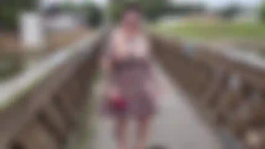 Puente colgante squit! Salí a caminar alrededor del lago hoy y crucé este lindo puente. Por supuesto que saqué mi vibra de conejo de confianza y rocié jugo de coño por todas partes! Quiero decir, ¿con qué frecuencia te corres a chorros en un puente de 150 años?