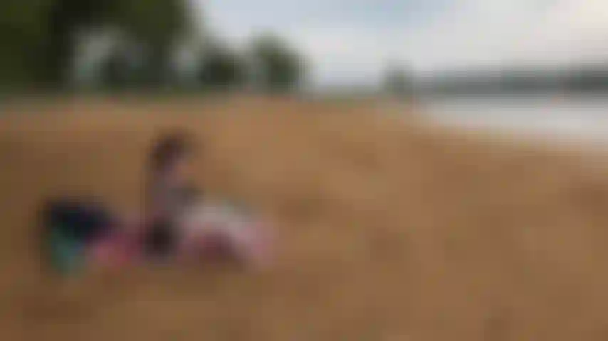 Chorreando en la arena! Hacía hermoso clima para disfrutar de un día de playa. Encontré un lugar agradable y apartado para pasar un rato con mi varita mágica! Salpicada por toda mi manta de playa!