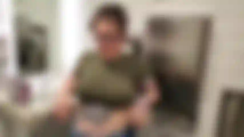 Me puse tan cachonda mientras estaba en la tienda, me detuve en el baño y saqué mi vibra de confianza. Allí mismo, en el piso sucio, toqué y follé mi coño gordo y peludo hasta que arrojé varios chorros de jugo de niña a través de la habitación. ¡Limpia el pasillo 69!