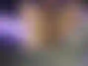 Fetiche de pies con aceite en topless.