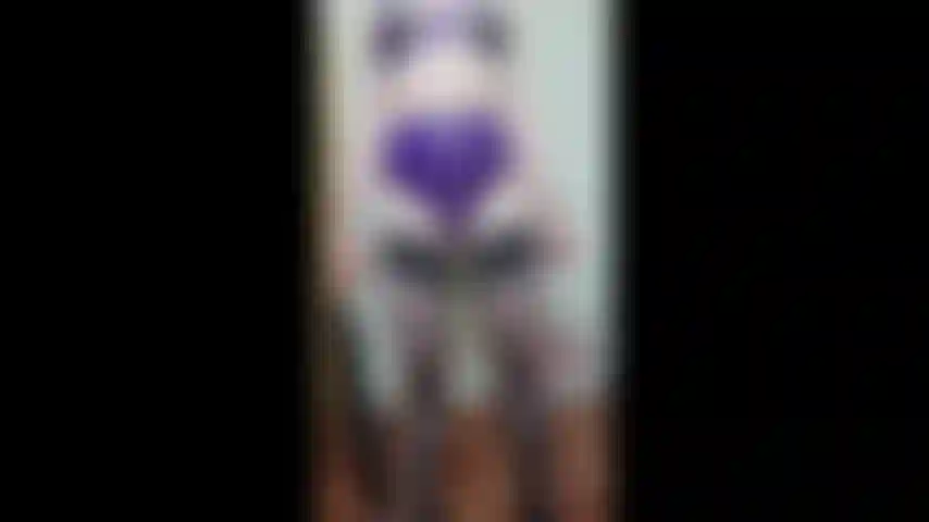 A dónde van tus ojos? ¿Puedes mantener los ojos bajos hasta que la señora te dé permiso para mirar? Sujetador abierto de pvc morado y bragas de pvc estilo bdsm, dominación de la amante.