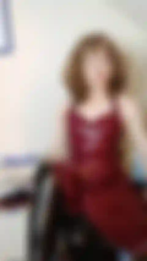 El vestido de látex se voltea, me levanto las medias de látex.