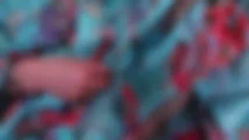 Bata china orgasmo. Abriendo mi bata china, me recuesto dando una buena vista de los pequeños senos y pezones respingones, toco mi gran clítoris hasta el orgasmo y termino con un juego de consolador de vidrio en mi jugoso coño después del orgasmo. Recuéstate y disfruta.