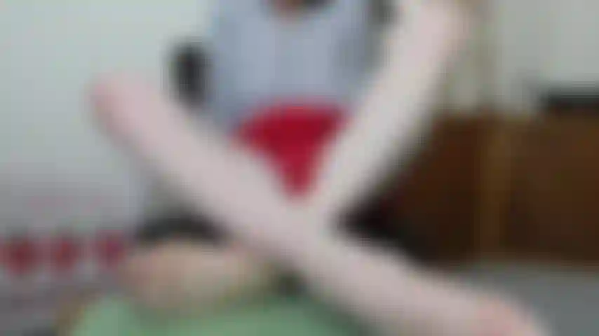 Minifalda roja, orgasmo máximo, rodillas hacia afuera, levanto la falda para tocarme hasta el orgasmo, revelar senos pequeños. Termino mostrando a la cámara mi gran clítoris y luego uso un consolador realista en mi coño mojado.