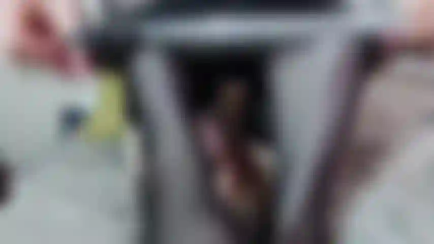 Vasca de seda negra, medias negras tocándome el clítoris hasta el orgasmo.