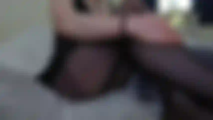 Rasgando mis medias hasta el orgasmo, sintiéndome cachonda con mis medias negras transparentes, mi top negro tipo babydoll, empiezo a frotarme, mírame rasgar mis medias hasta la entrepierna y luego mover las bragas negras transparentes hacia un lado, me toco hasta el orgasmo.