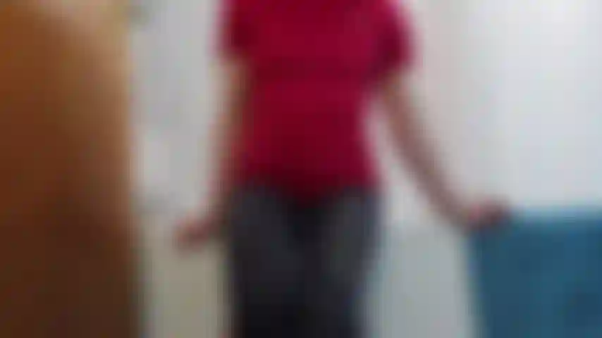 Mi entrenamiento posterior al entrenamiento: en ropa deportiva, me quito las mallas ajustadas del gimnasio y la tanga rosa. Me giro para montar un consolador en el borde del baño.