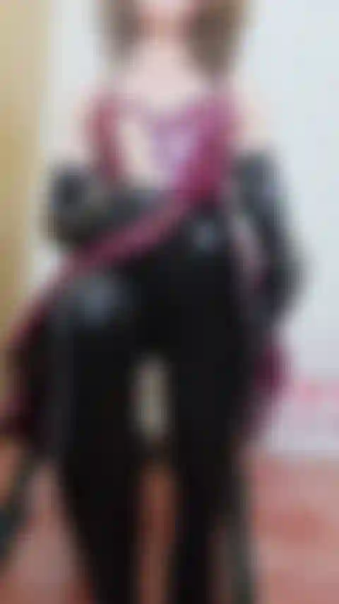 Masturbación con la mano de látex en un consolador, uso medias de látex negras, vestido de látex color ciruela, guantes de látex muy largos acento británico te hablo a través de tu masturbación con la mano joi.