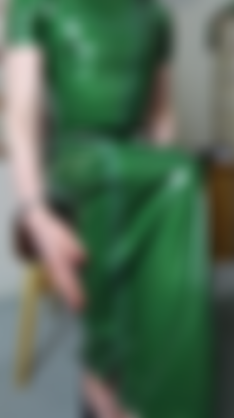 El vestido de látex verde de diciembre se desabrocha para jugar con el coño y montar un consolador en diferentes posiciones.
