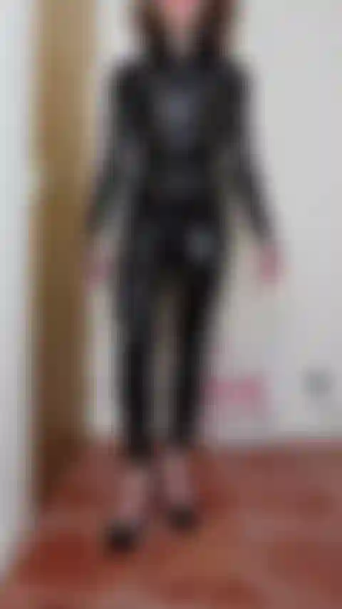 Catsuit de látex con strapon versión 1: la señora domme se pone el strap-on sobre su catsuit de látex.