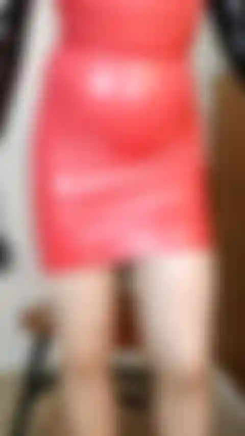 Pastel de cerezas chirriante de látex rojo.