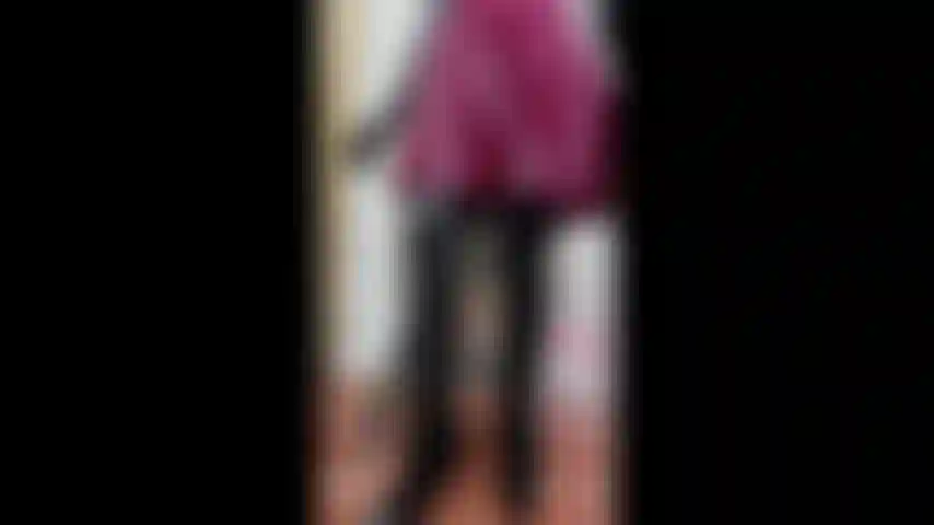 Amante de adoración de adoración de látex con vestido de látex, medias de látex, guantes de látex, botas de tacón de aguja de pvc. Desabrocha sus botas para adorar los pies de látex terminando mostrando la sonda que usará contigo para su deleite.