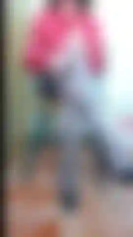 Señorita blusa de satén roja, guante de piernas largas hj joi wdil: sigue mi acento británico, manos enguantadas de satén, piernas con medias y zapatos de tacón de aguja mientras te doy (consolador blanco) una joi de paja un poco elegante con cuenta regresiva.