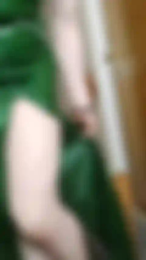 Burlas de luz verde con cremalleras en vestido de látex.