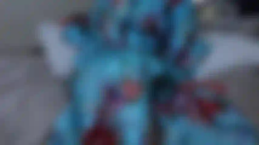 Bata china orgasmo escarlata - desenvuelvo la bata de satén china para revelar lencería de satén rojo escarlata, medias rojas, labios rojos, esmalte de uñas rojo, me quito el sujetador suave, empujo las bragas de satén rojo a un lado, obsérvame tocarme con los dedos hasta el orgasmo, termino deslizándome en un consolador delgado.