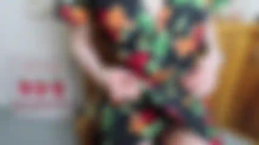 La tanga vasca de rosas rojas se desliza hacia un lado para estimular la digitación del clítoris, vibra, desliza un consolador de vidrio en la cámara canon de alta resolución del coño.