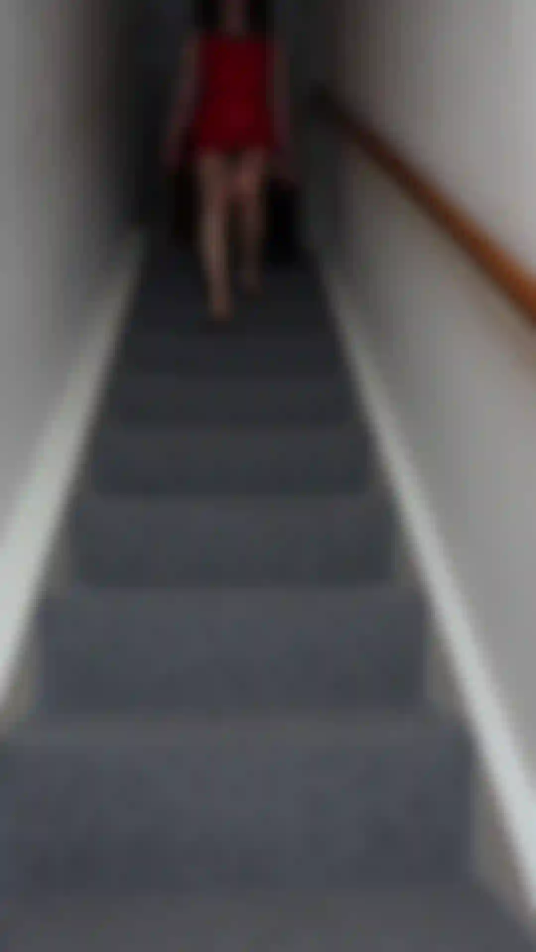 Bajo las escaleras vestido de latex rojo.