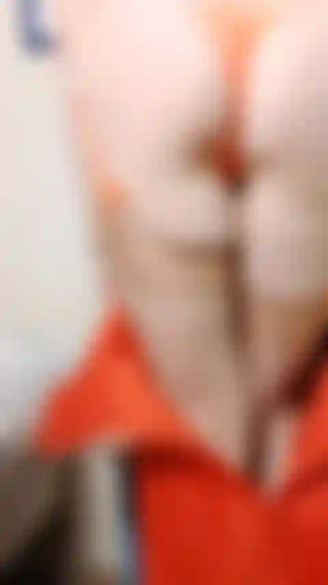 Desvestida de alta visibilidad con vestido naranja de los años 50, lencería, medias, tacones de aguja. Juego con el coño, consolador por detrás, paseo en consolador en la silla por detrás y por delante.