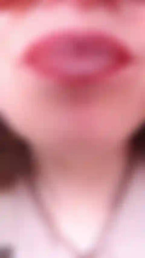 Una de mis cosas favoritas para hacer es dar una mamada, cámara de cerca de mis labios chupadores de consolador marrón, lengua, un poco de charla sucia con mi acento británico, cuello de blusa de satén a la vista.