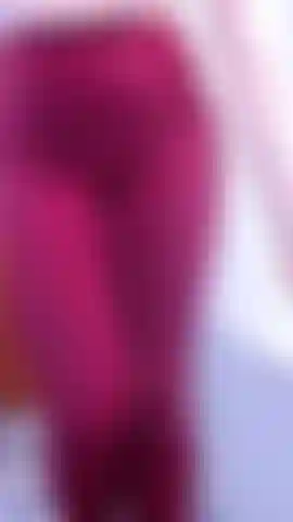 Los leggings wriggle wriggle part 1 se muestran en un video largo de wriggle wriggle. Completamente vestida, muestro mis piernas y mi culo con mallas y tacones ajustados de color rojo intenso (no visto), pronto me pongo cachonda, así que meto la mano dentro de las mallas.