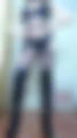 Pequeña e insignificante. Un video de femdom de cuero. Desde un punto de vista sub, mira mis botas hasta el muslo y mi body de malla mientras te domino. Diciéndote que eres pequeña e insignificante, adoras mis botas y mi trasero, y luego me admiras mientras me pongo mi abrigo largo de cuero, lista para entregarte.