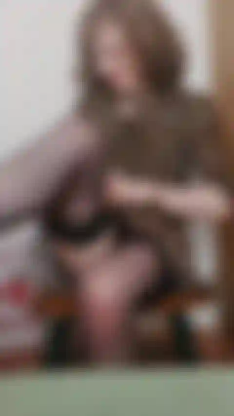 Adoración de pies, fetiche de pies: se quitan las medias para las plantas de los pies descalzos, los dedos de los pies cerca de la cámara.