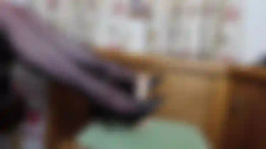 Trabajo de pie en un consolador realista con acento británico hablando a través de tacones de aguja negros, medias de nylon negras para terminar.