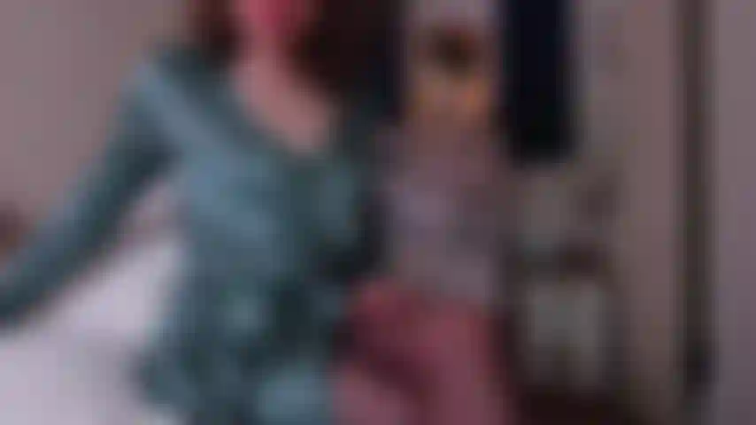 Decoradora, incentivo, juego de rol, orgasmo; satisfecho con tu trabajo como decorador, te invito a mi habitación para que te masturbes mirándome desnudarme y luego tocarme hasta el orgasmo.